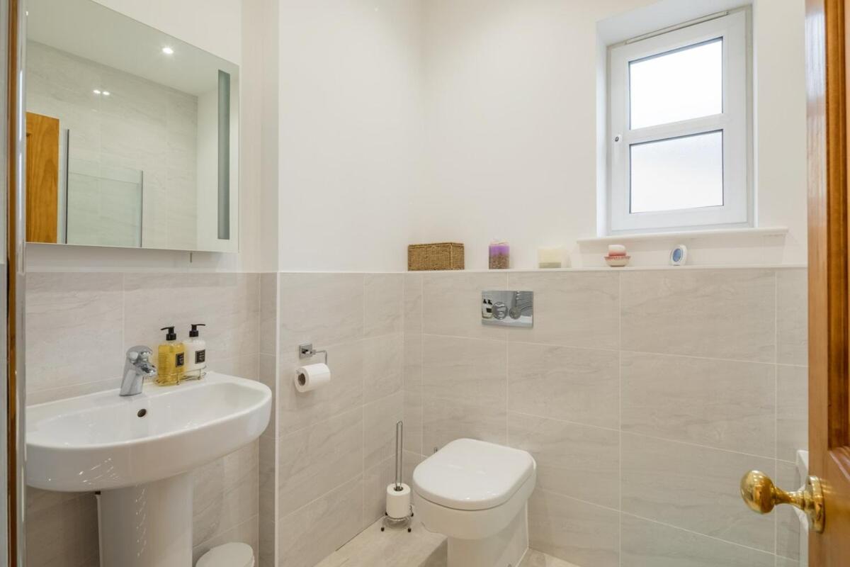 Large 4 Bedroom Home With Garden And Free Parking كامبريدج المظهر الخارجي الصورة